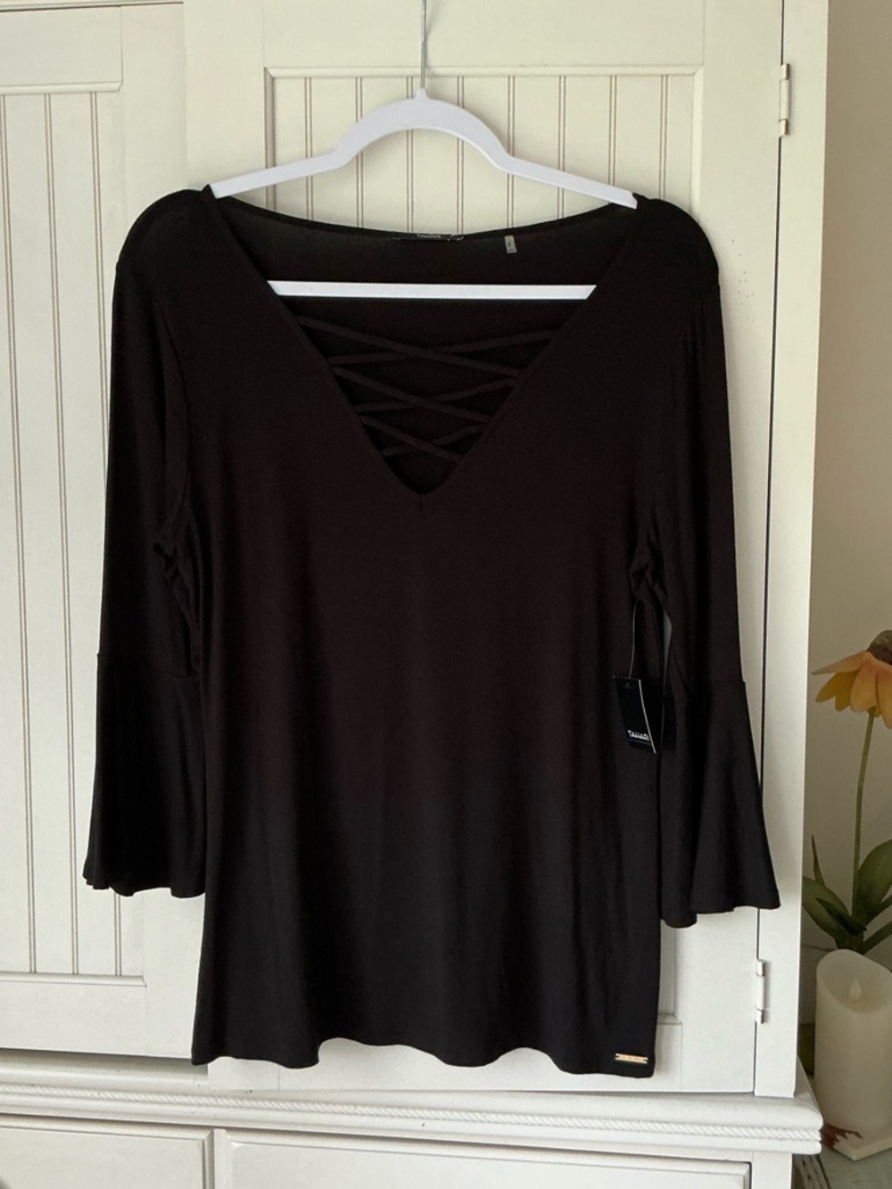 Fabulous NWT Black CrissCross Front 3/4 Sleeve Top 💋